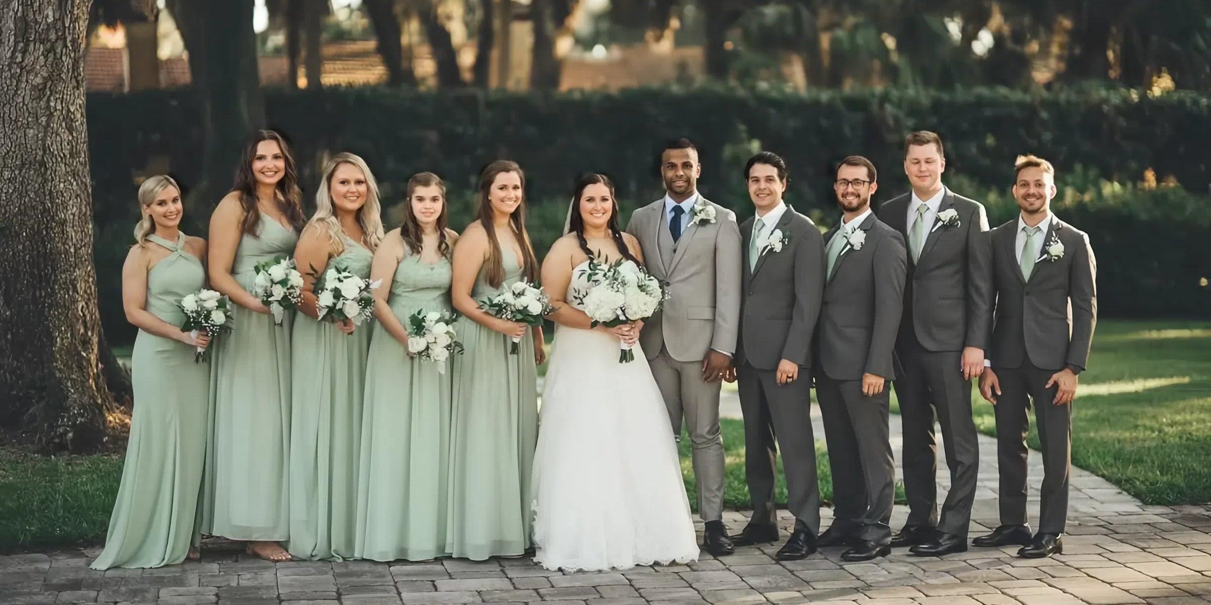 Quelle couleur de costume s'accorde le mieux avec des robes de demoiselles d'honneur vert sauge ?