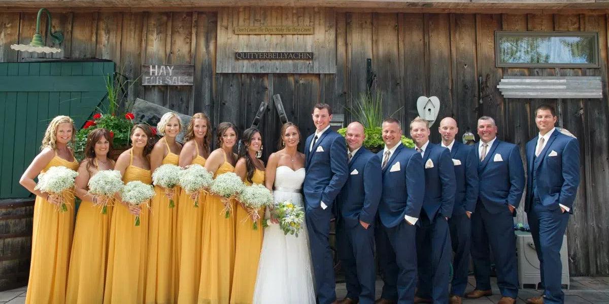 Quelle couleur de costume s’accorde le mieux avec des robes de demoiselles d’honneur jaunes ?