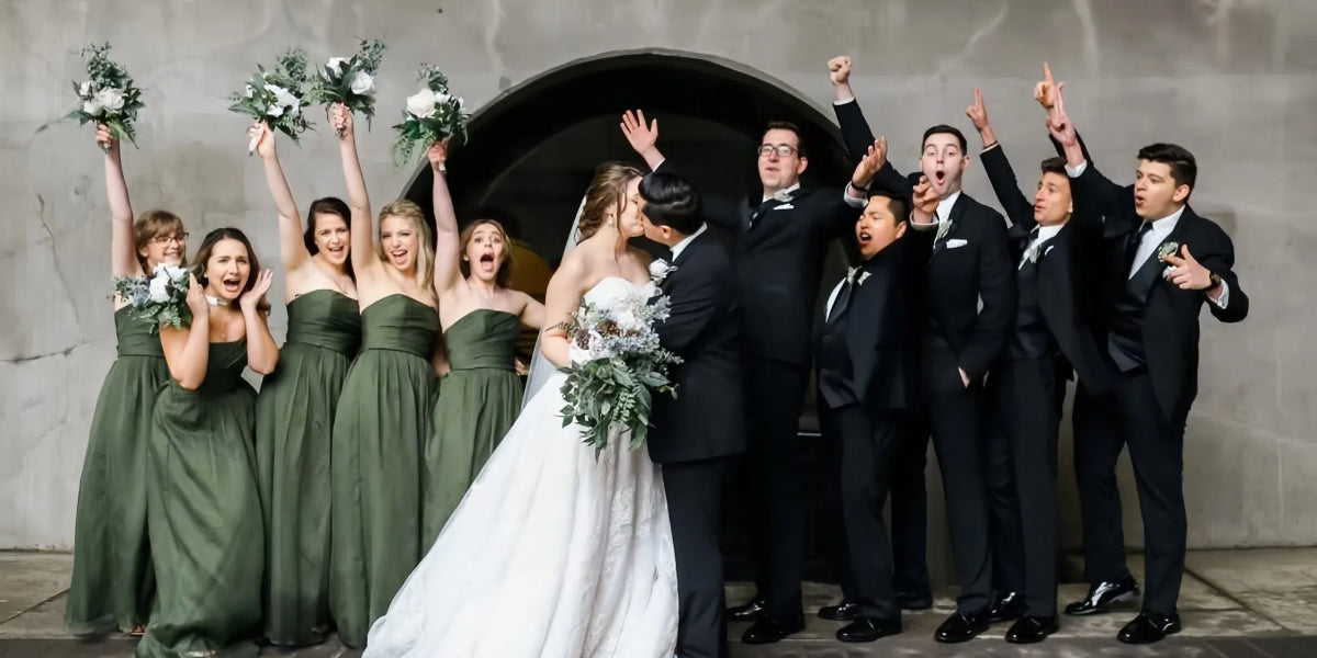 Quelle couleur de costume s'accorde le mieux avec des robes de demoiselles d'honneur vert olive ?