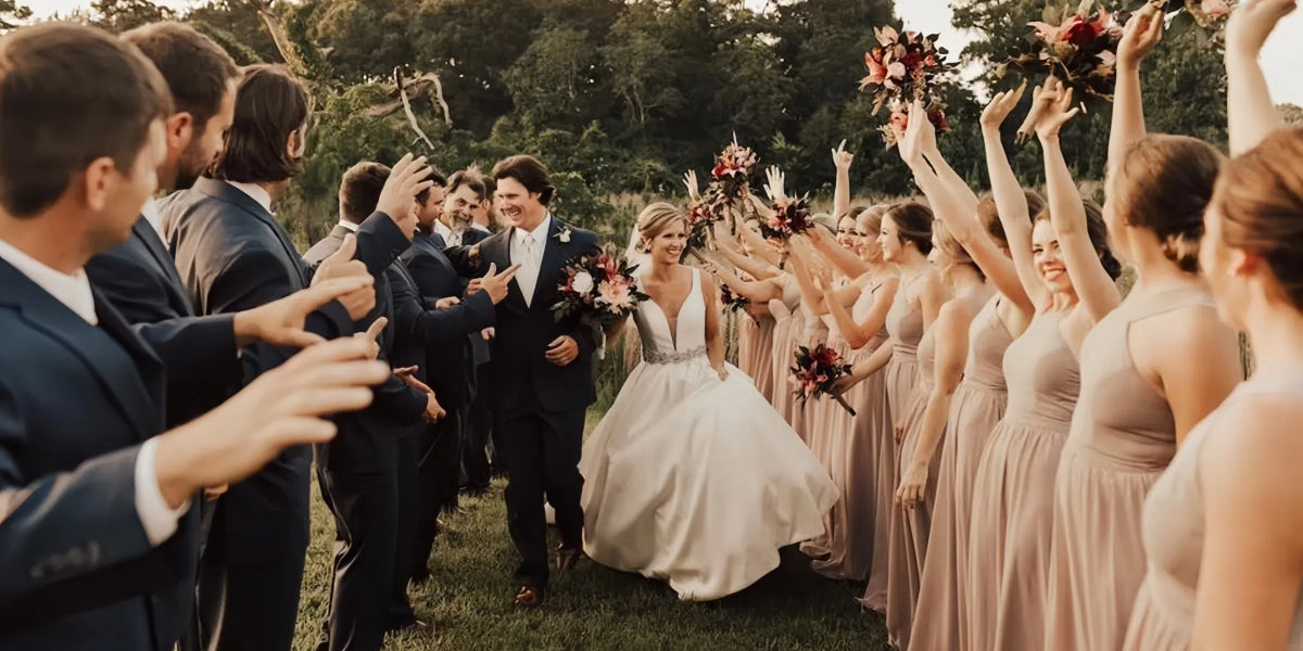 Quelles couleurs de costumes vont le mieux avec les robes de demoiselle d'honneur champagne ?