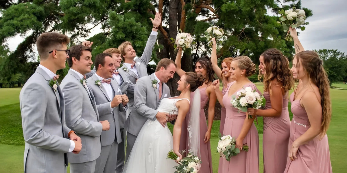 Quelle couleur de costume s'accorde le mieux avec des robes de demoiselles d'honneur rose ?