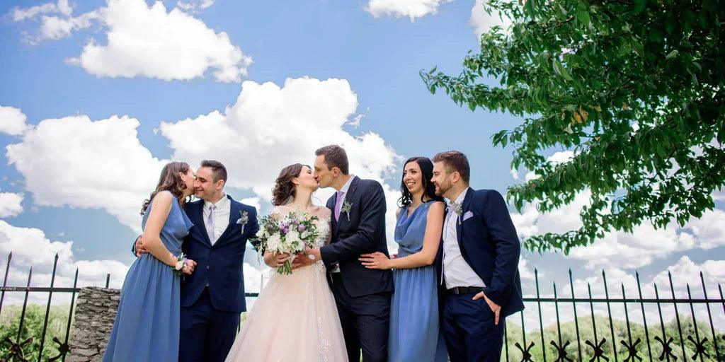 Quelles Couleurs de Costumes S'accordent le Mieux avec des Robes de Demoiselles d'Honneur Bleu Poussiéreux ?