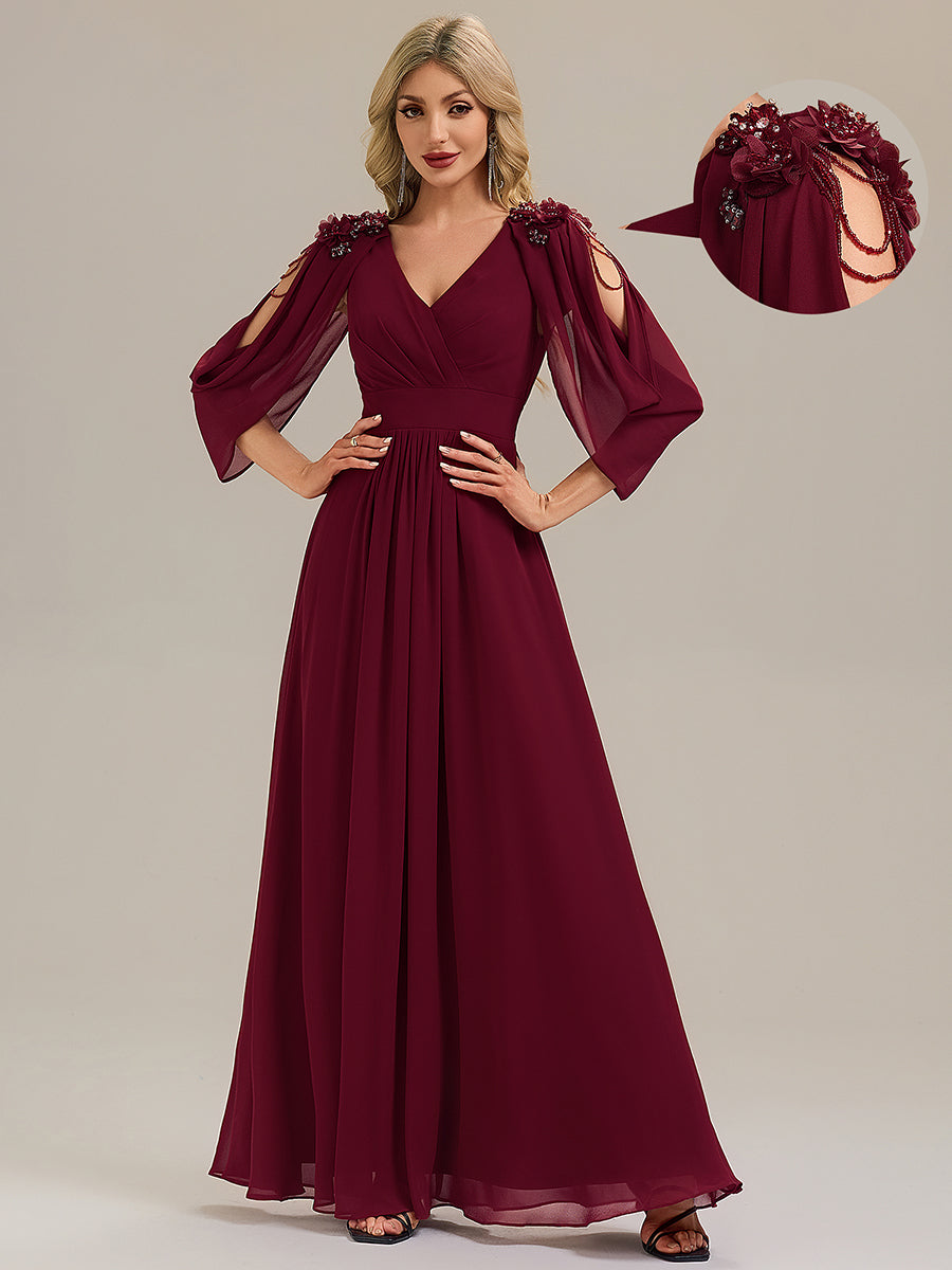Robe de soirée chic à manches mi-longues en imprimé floral avec appliqués décolleté en V profond coupe A longueur de sol avec détails en perles #Couleur_Bordeaux