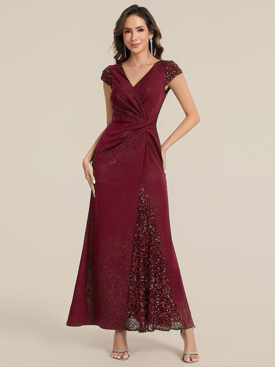 Robe moulante à manches courtes en stretch élevé avec décolleté en V noué et détails en sequins #Couleur_Bordeaux