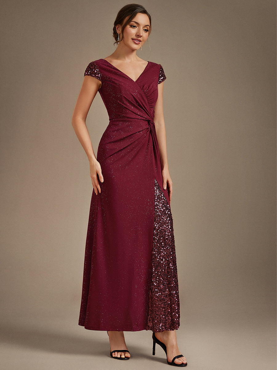 Robe moulante à manches courtes en stretch élevé avec décolleté en V noué et détails en sequins #Couleur_Bordeaux