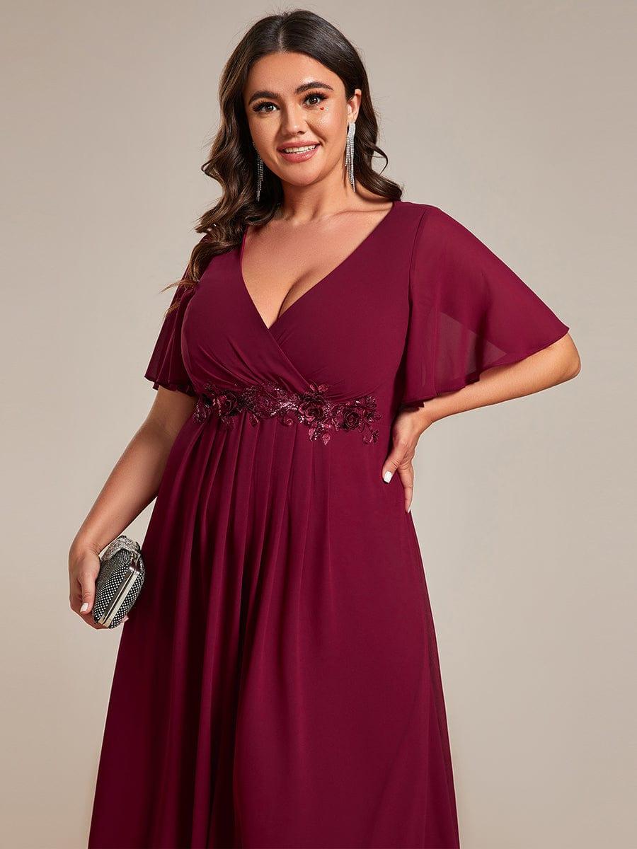 Robe d'invité de mariage mi-longue en mousseline à col en V avec appliques à la taille #Couleur_Bordeaux