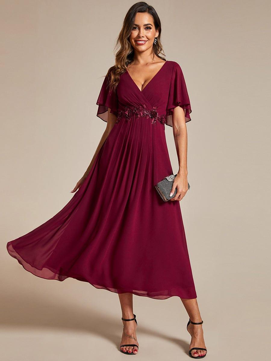Robe d'invité de mariage mi-longue en mousseline à col en V avec appliques à la taille #Couleur_Bordeaux