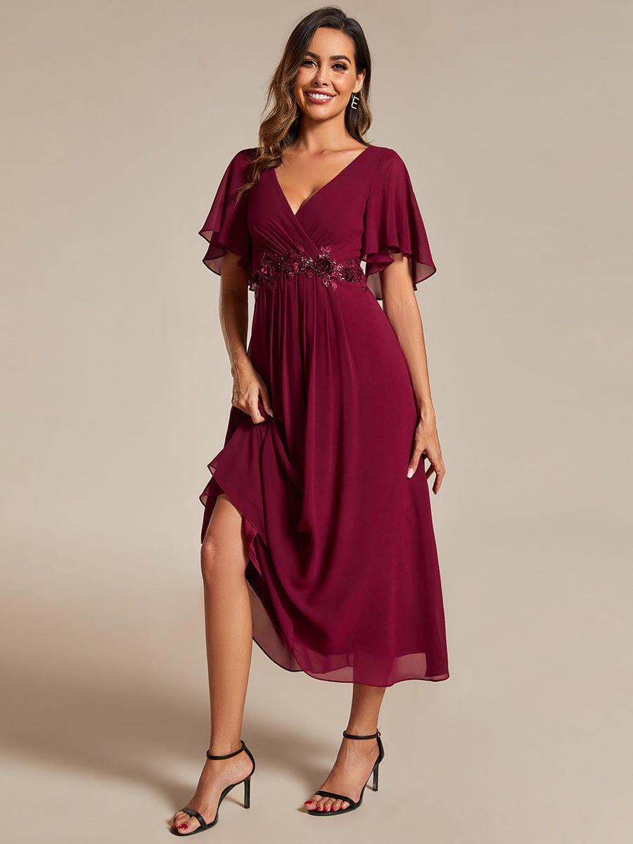 Robe d'invité de mariage mi-longue en mousseline à col en V avec appliques à la taille #Couleur_Bordeaux