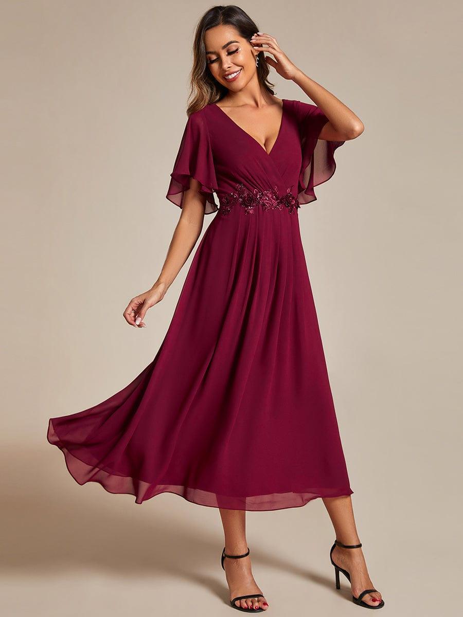 Robe d'invité de mariage mi-longue en mousseline à col en V avec appliques à la taille #Couleur_Bordeaux