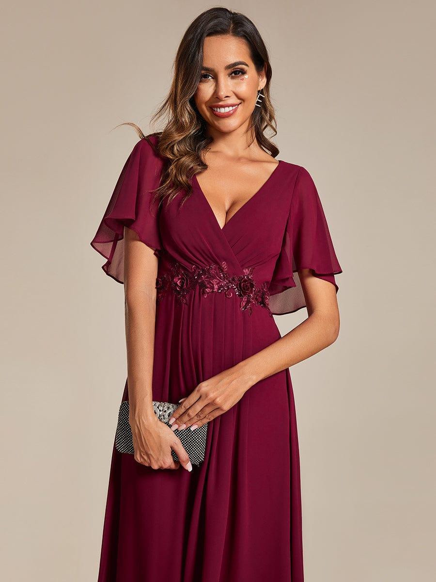 Robe d'invité de mariage mi-longue en mousseline à col en V avec appliques à la taille #Couleur_Bordeaux