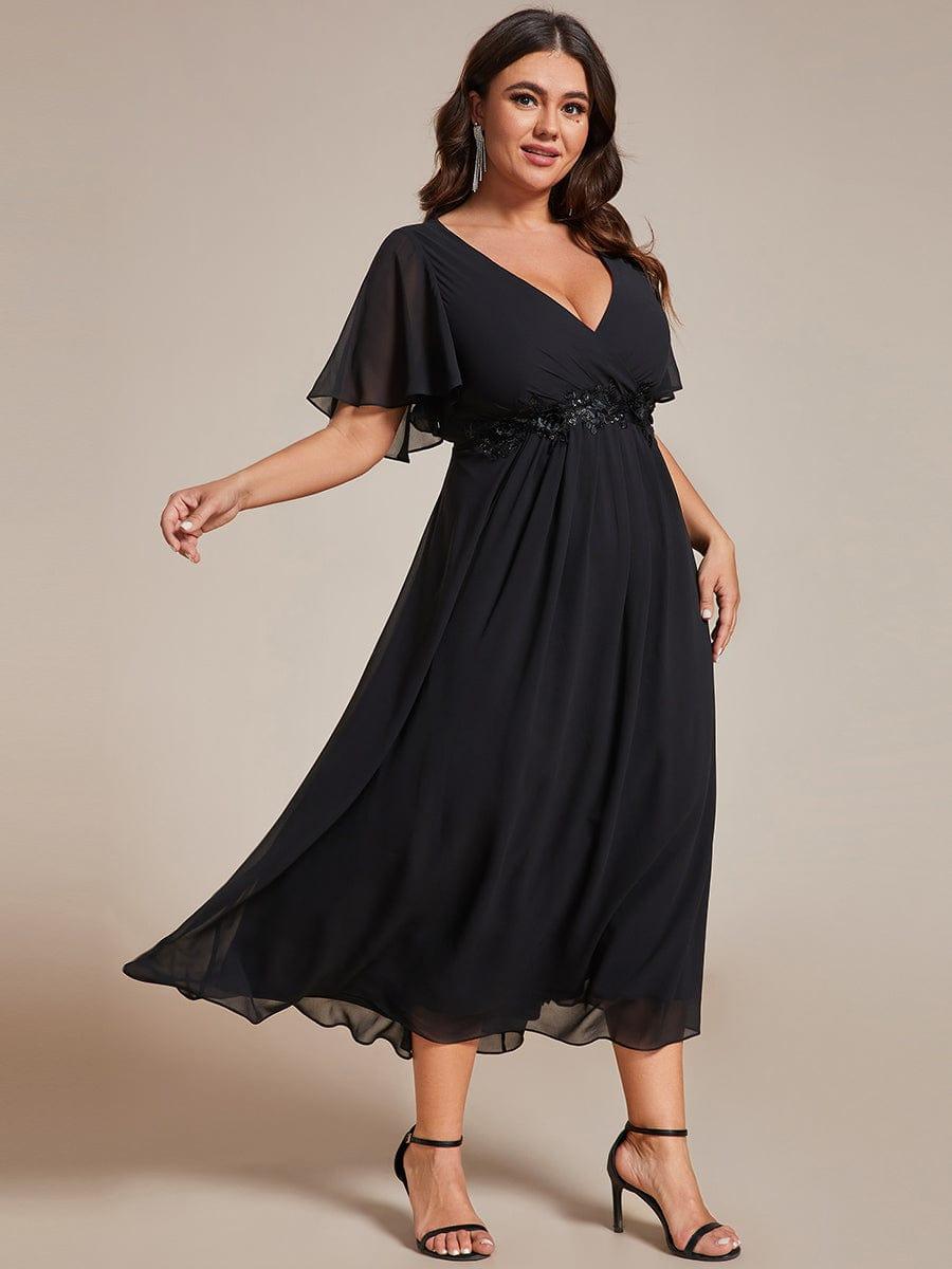 Robe d'invité de mariage mi-longue en mousseline de soie à col en V de grande taille avec applique à la taille #Couleur_Noir