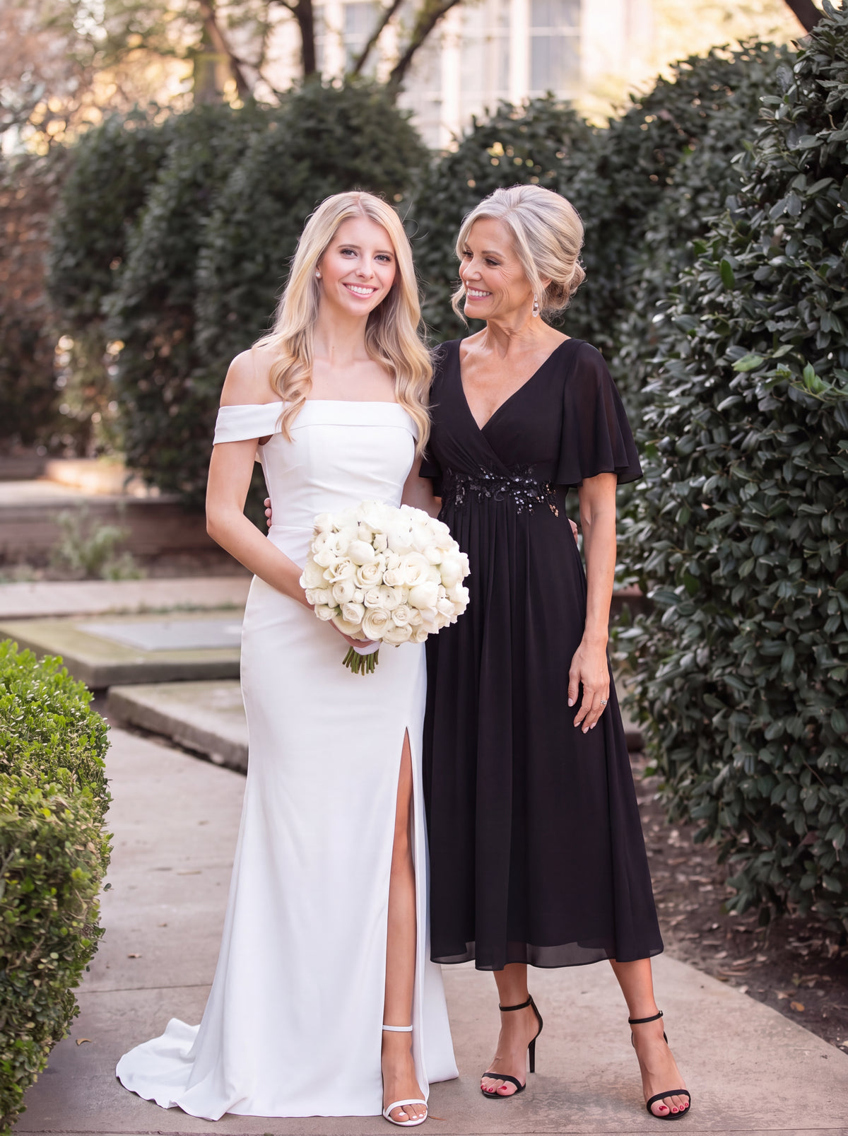 Robe d'invité de mariage mi-longue en mousseline à col en V avec appliques à la taille #Couleur_Noir