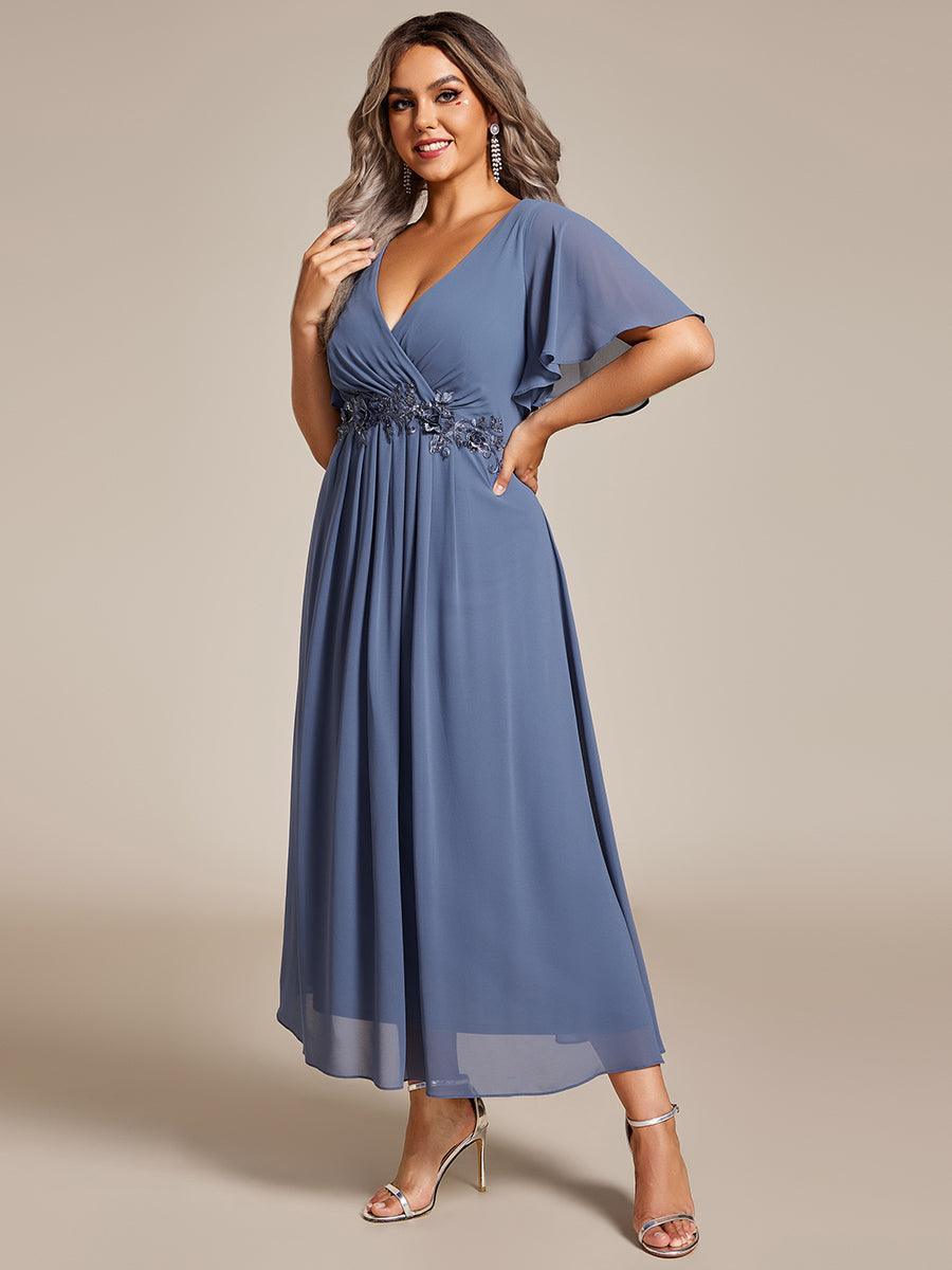Robe d'invité de mariage mi-longue en mousseline de soie à col en V de grande taille avec applique à la taille #Couleur_Marine Fume