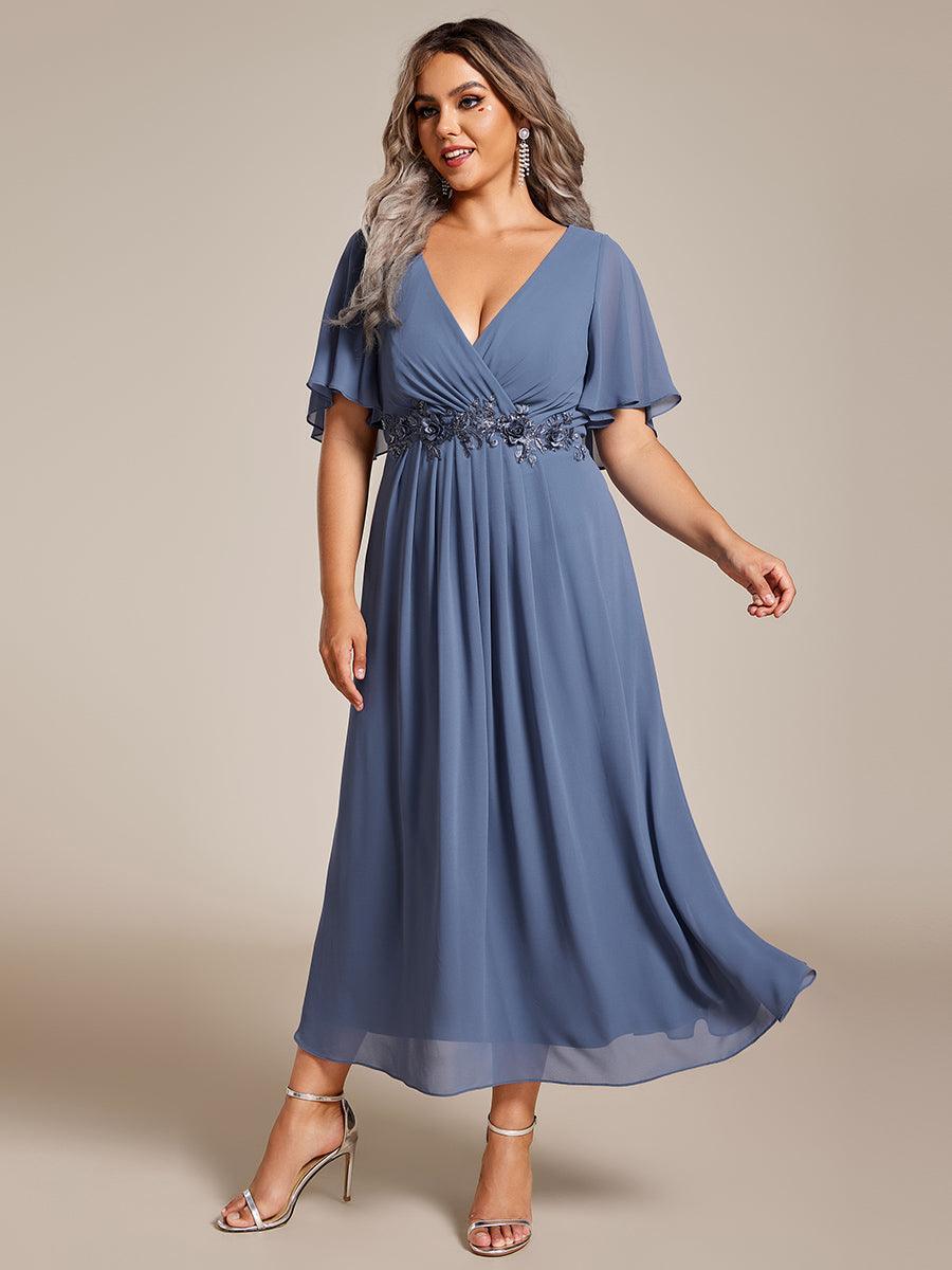 Robe d'invité de mariage mi-longue en mousseline de soie à col en V de grande taille avec applique à la taille #Couleur_Marine Fume