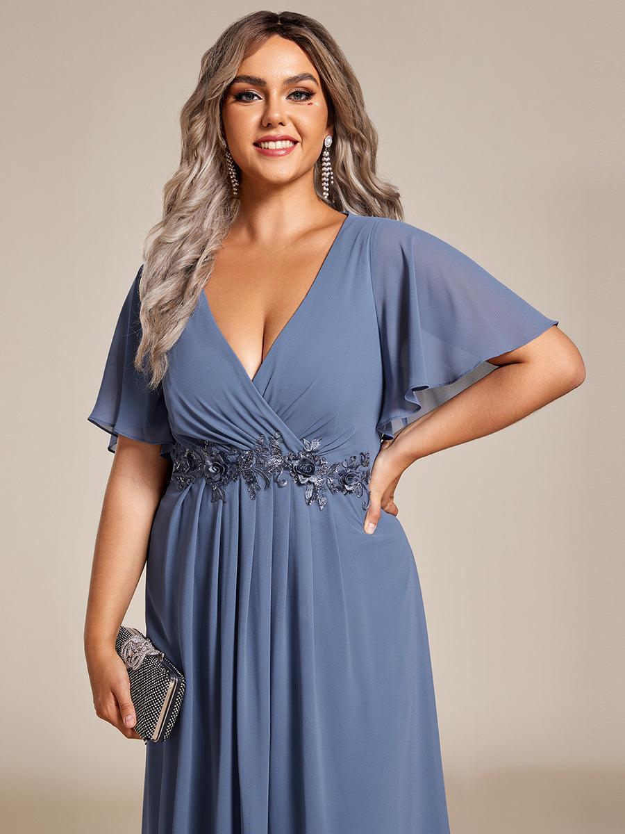 Robe d'invité de mariage mi-longue en mousseline de soie à col en V de grande taille avec applique à la taille #Couleur_Marine Fume