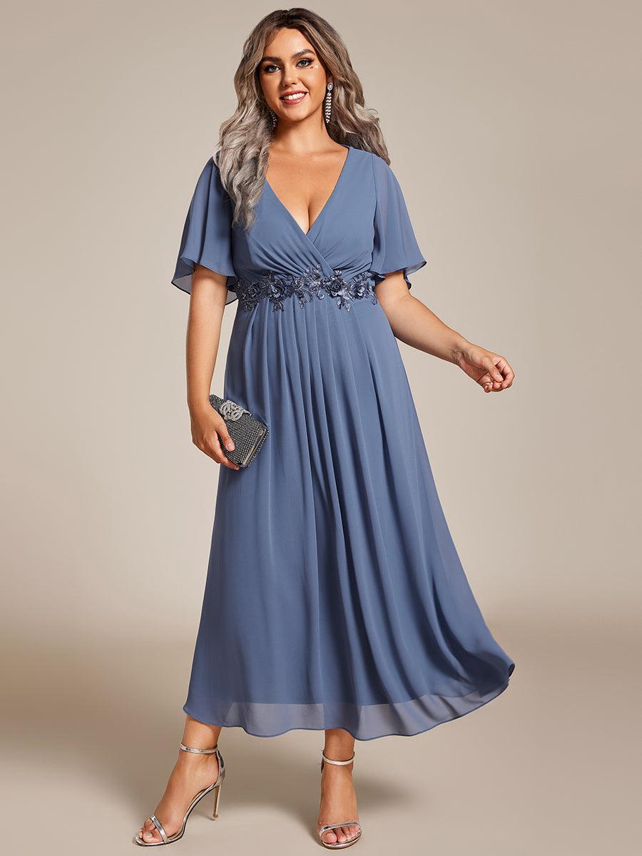 Robe d'invité de mariage mi-longue en mousseline de soie à col en V de grande taille avec applique à la taille #Couleur_Marine Fume