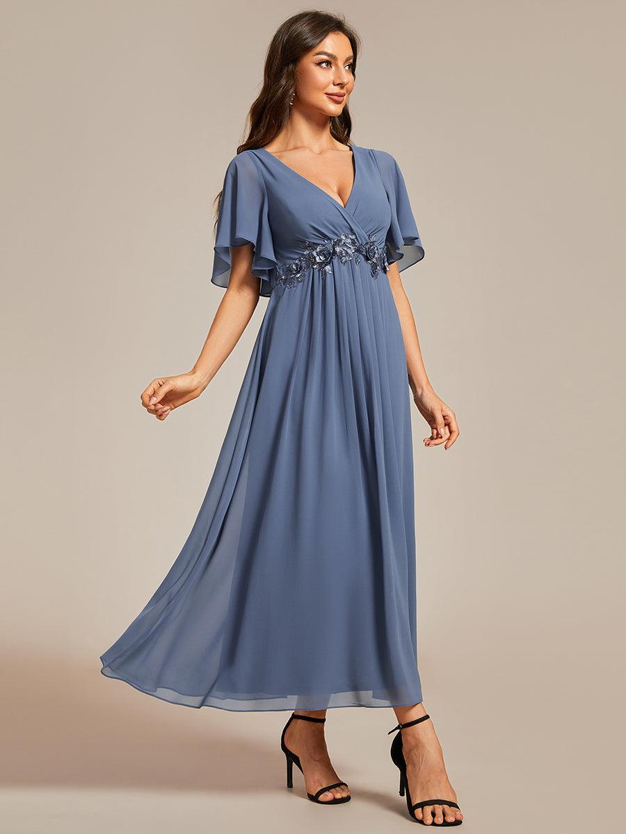Robe d'invité de mariage mi-longue en mousseline à col en V avec appliques à la taille #Couleur_Marine Fume