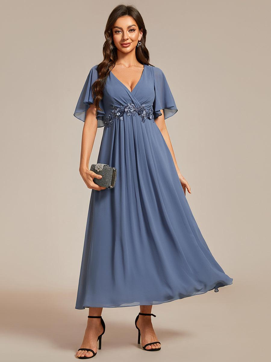 Robe d'invité de mariage mi-longue en mousseline à col en V avec appliques à la taille #Couleur_Marine Fume