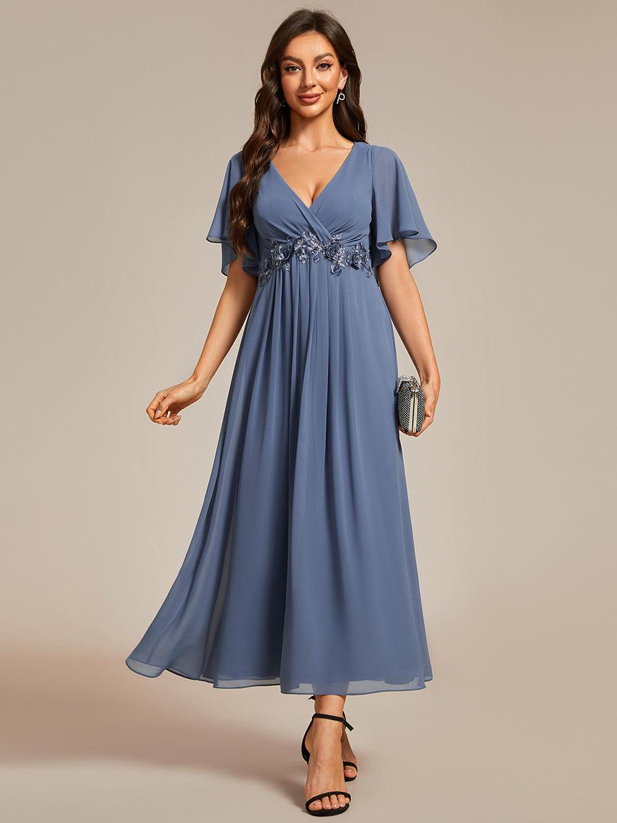 Robe d'invité de mariage mi-longue en mousseline à col en V avec appliques à la taille #Couleur_Marine Fume