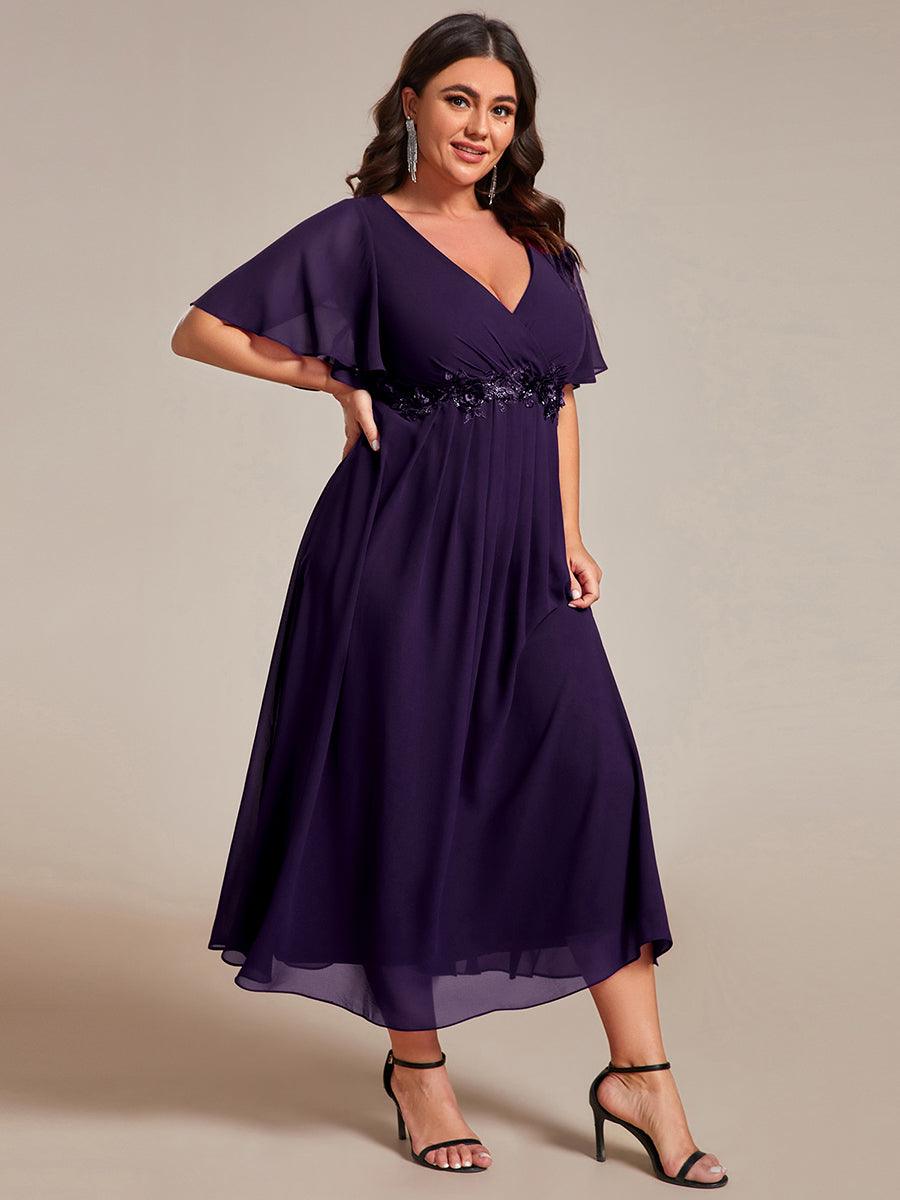 Robe d'invité de mariage mi-longue en mousseline de soie à col en V de grande taille avec applique à la taille #Couleur_Violet Fonce