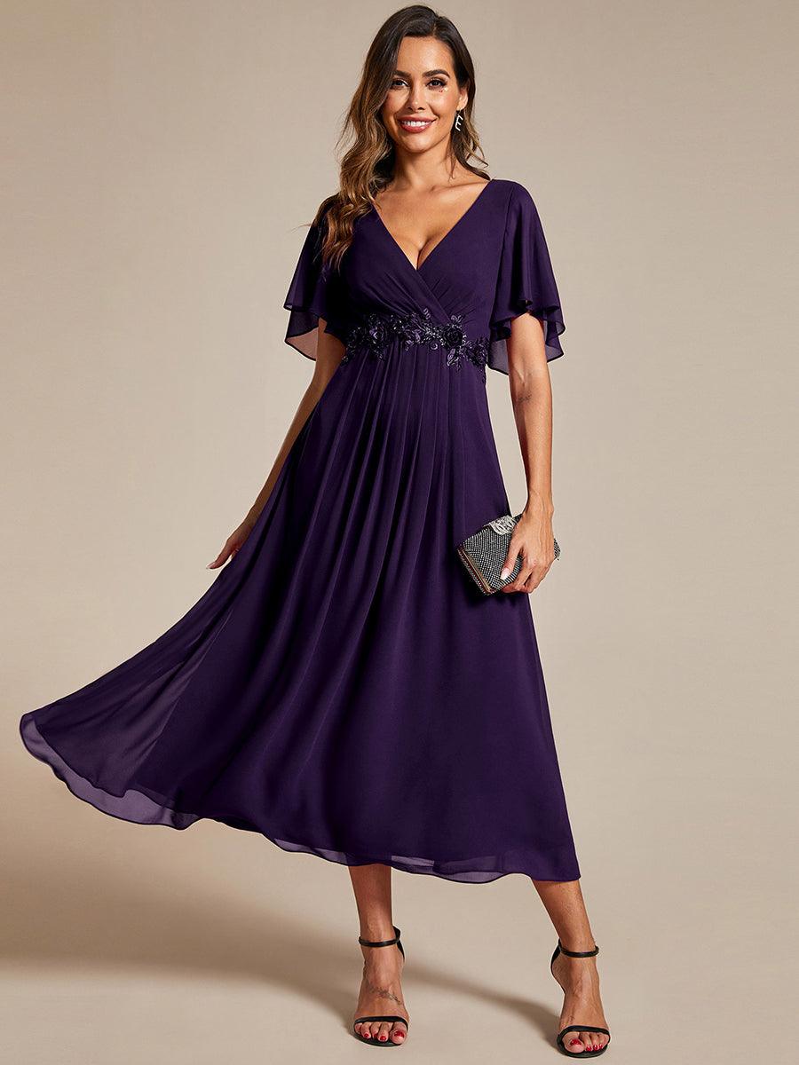 Robe d'invité de mariage mi-longue en mousseline à col en V avec appliques à la taille #Couleur_Violet Fonce