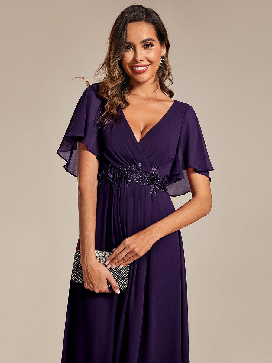 Robe d'invité de mariage mi-longue en mousseline à col en V avec appliques à la taille #Couleur_Violet Fonce