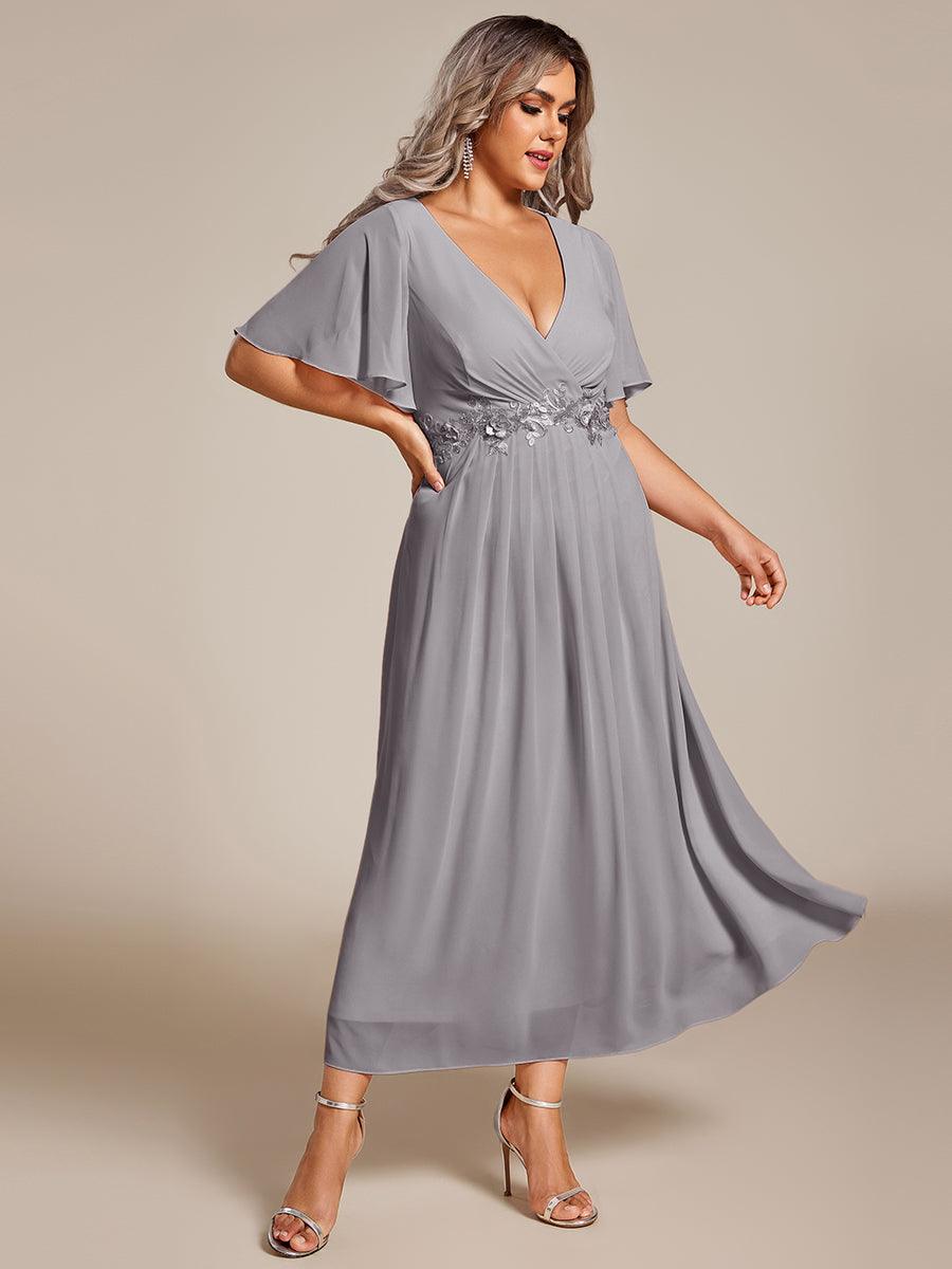 Robe d'invité de mariage mi-longue en mousseline de soie à col en V de grande taille avec applique à la taille #Couleur_Gris