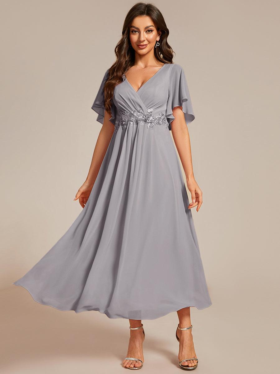 Robe d'invité de mariage mi-longue en mousseline à col en V avec appliques à la taille #Couleur_Gris