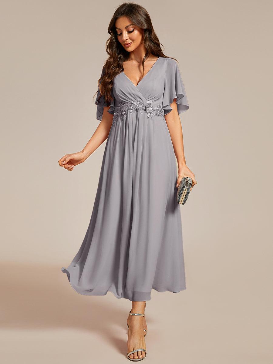 Robe d'invité de mariage mi-longue en mousseline à col en V avec appliques à la taille #Couleur_Gris