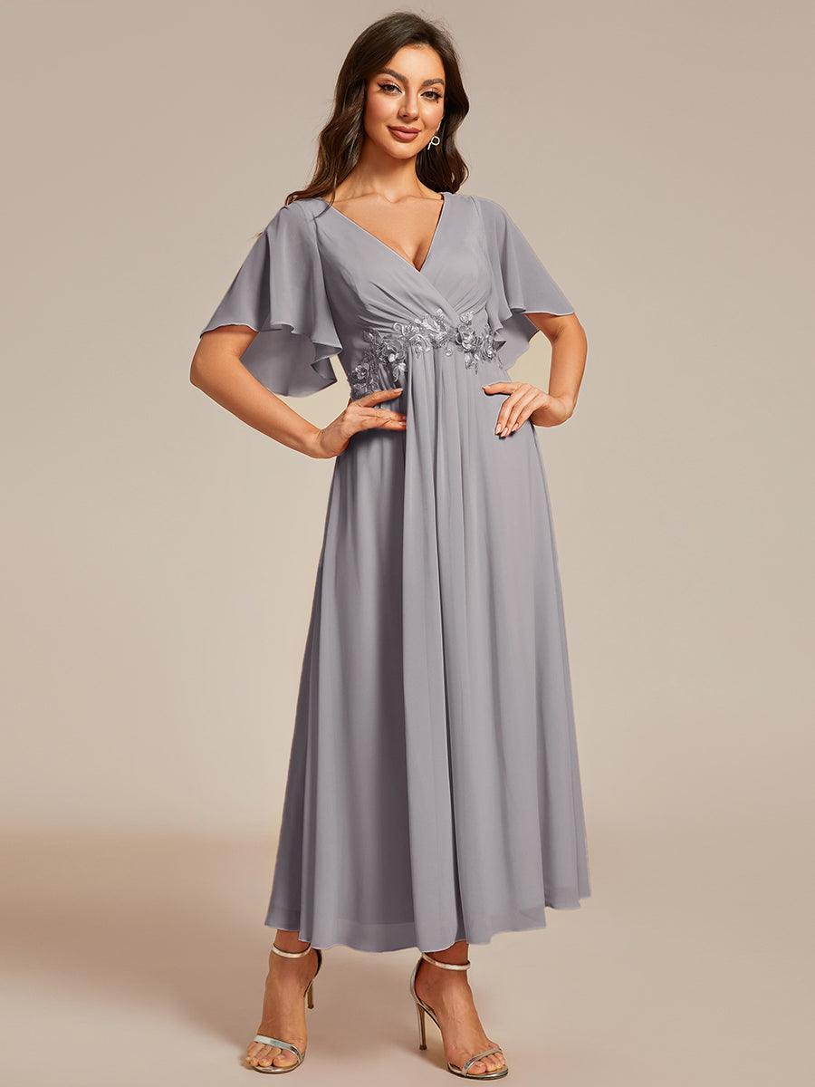 Robe d'invité de mariage mi-longue en mousseline à col en V avec appliques à la taille #Couleur_Gris