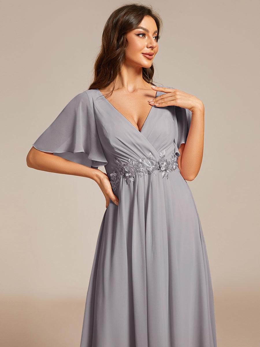 Robe d'invité de mariage mi-longue en mousseline à col en V avec appliques à la taille #Couleur_Gris