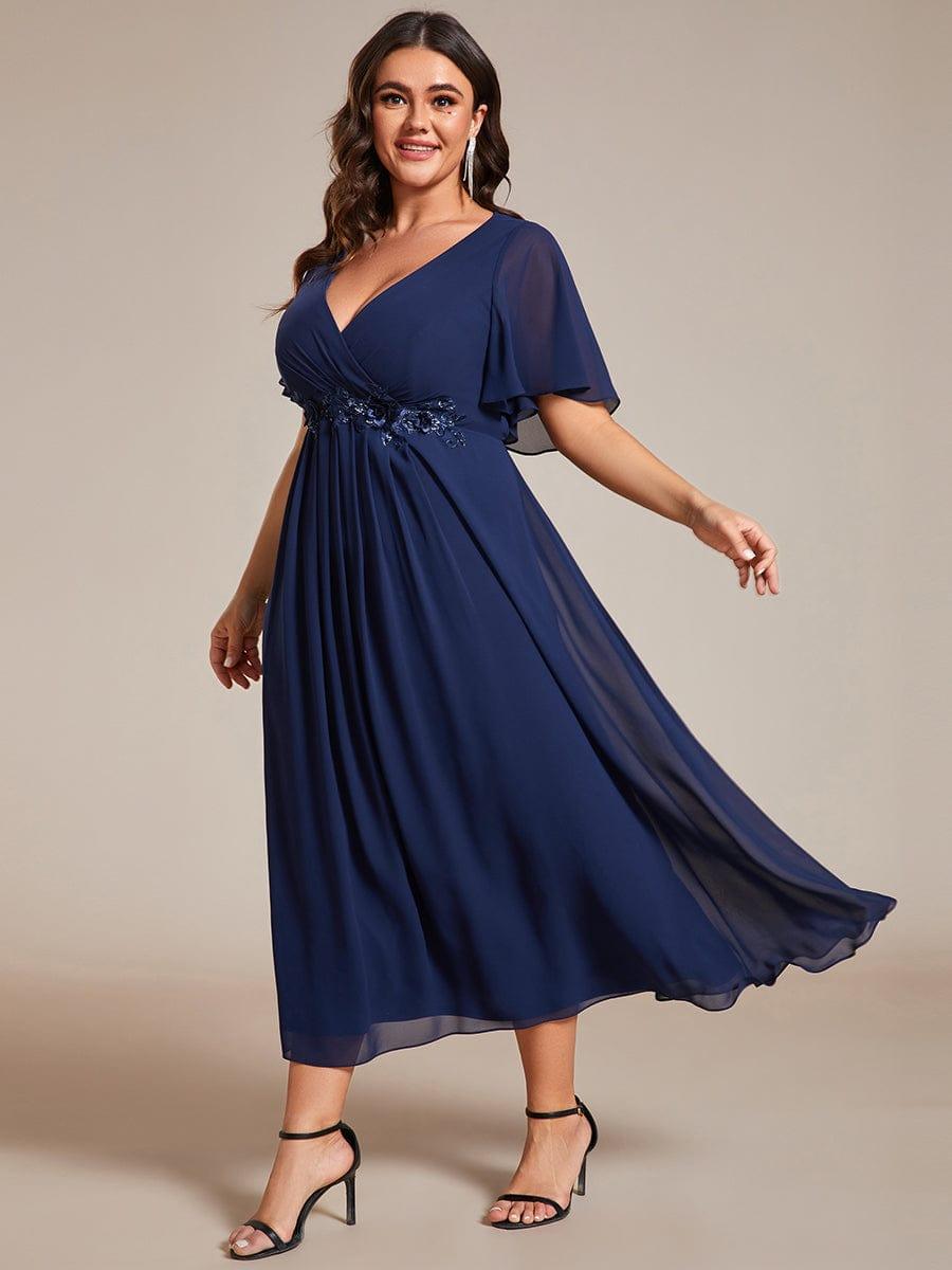 Robe d'invité de mariage mi-longue en mousseline à col en V avec appliques à la taille #Couleur_Bleu Marine