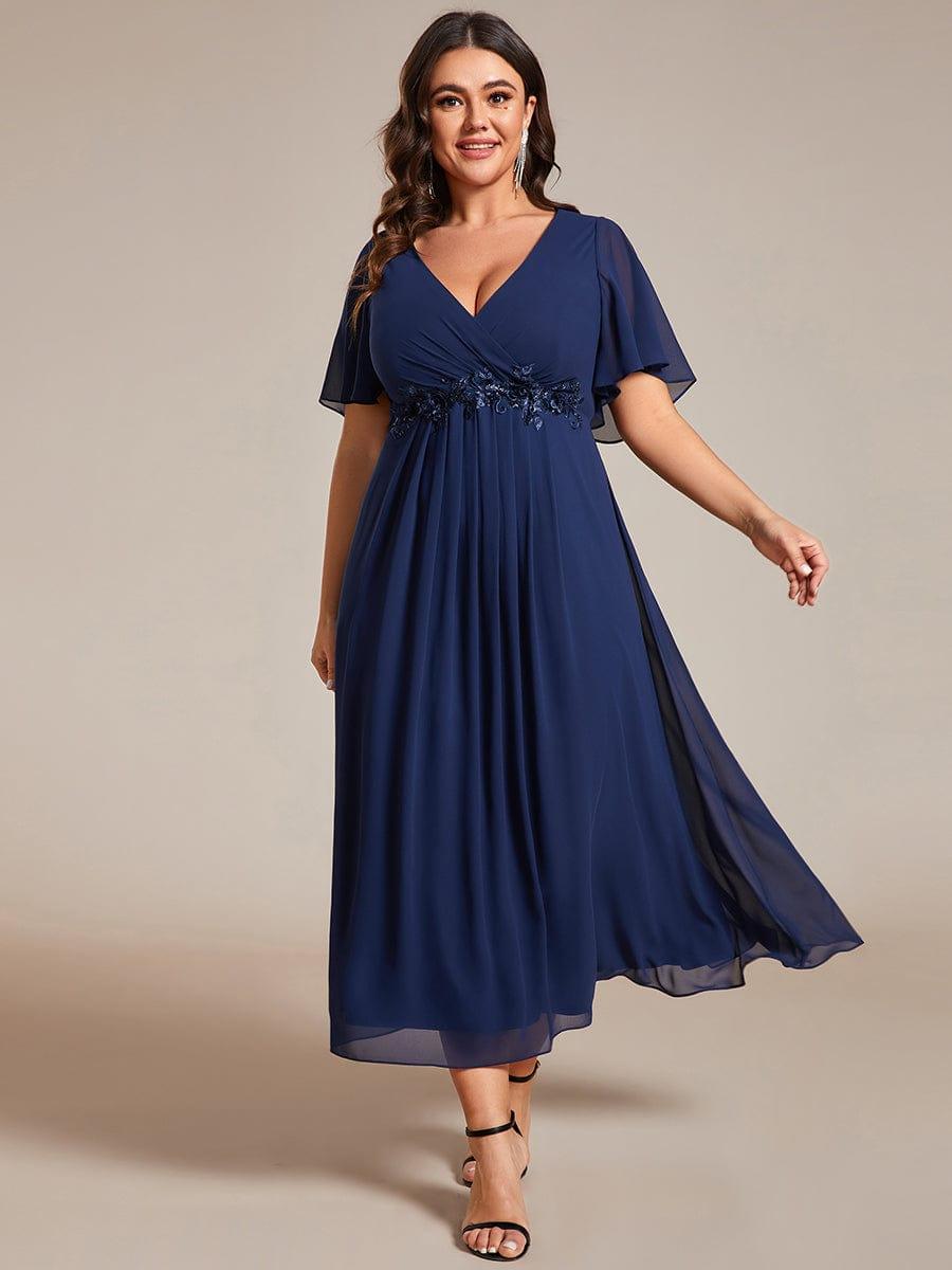 Robe d'invité de mariage mi-longue en mousseline de soie à col en V de grande taille avec applique à la taille #Couleur_Bleu Marine
