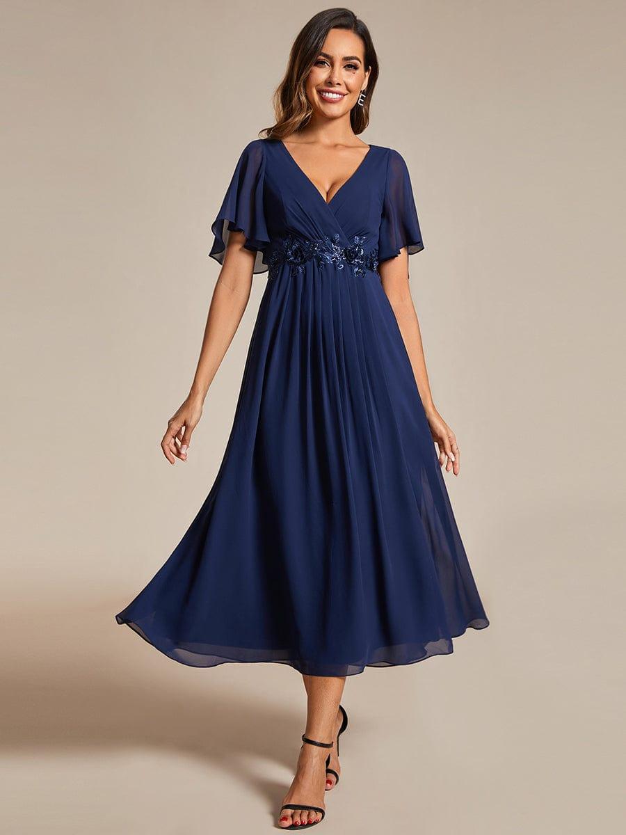Robe d'invité de mariage mi-longue en mousseline à col en V avec appliques à la taille #Couleur_Bleu Marine