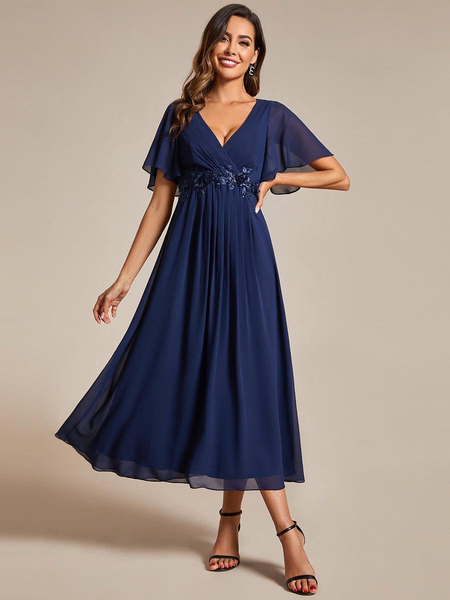 Robe d'invité de mariage mi-longue en mousseline à col en V avec appliques à la taille #Couleur_Bleu Marine
