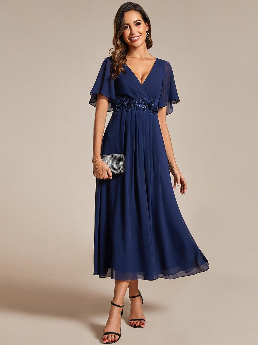 Robe d'invité de mariage mi-longue en mousseline à col en V avec appliques à la taille #Couleur_Bleu Marine