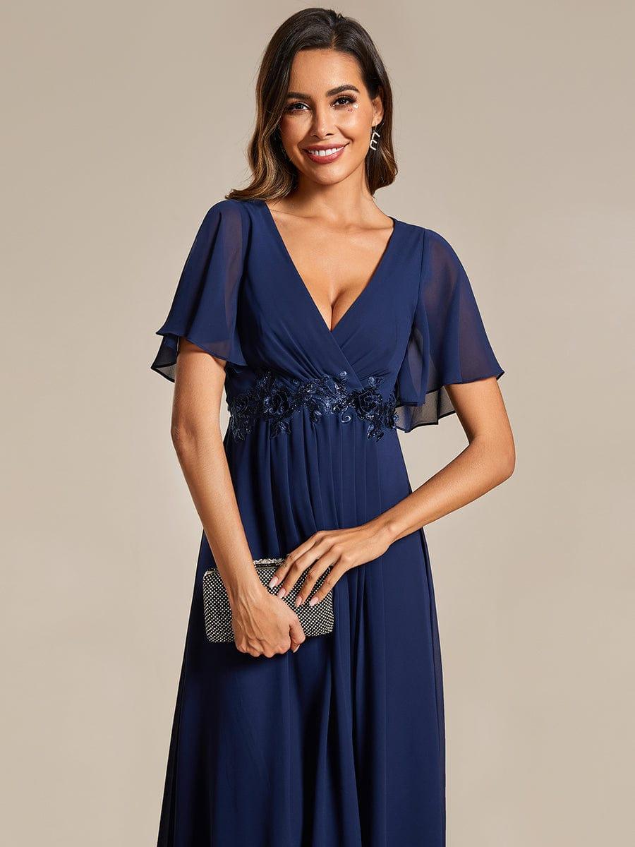 Robe d'invité de mariage mi-longue en mousseline à col en V avec appliques à la taille #Couleur_Bleu Marine