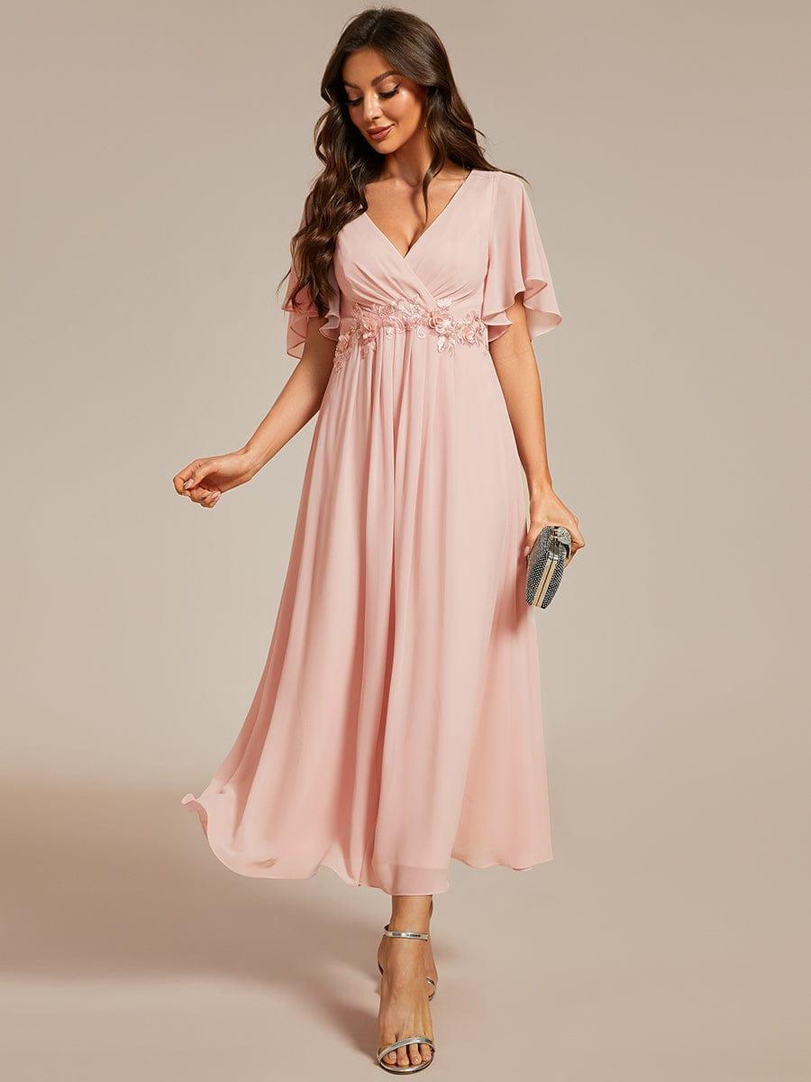 Robe d'invité de mariage mi-longue en mousseline à col en V avec appliques à la taille #Couleur_Rose