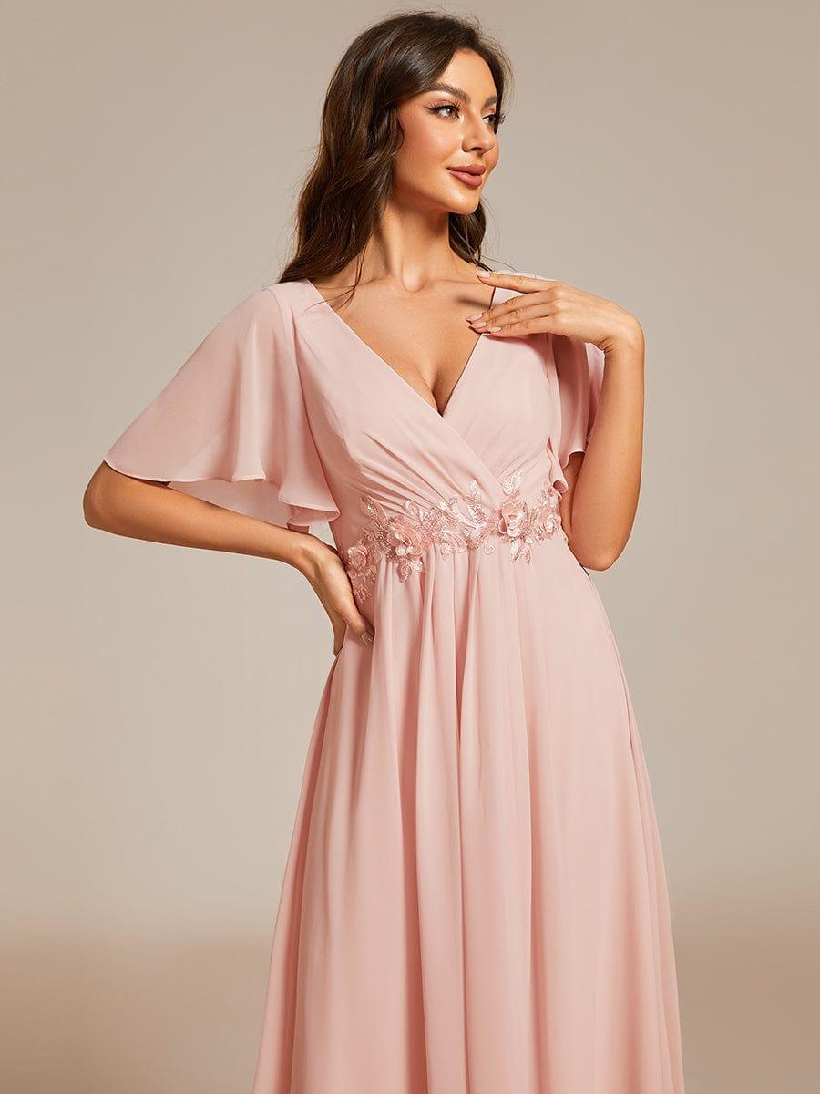 Robe d'invité de mariage mi-longue en mousseline à col en V avec appliques à la taille #Couleur_Rose
