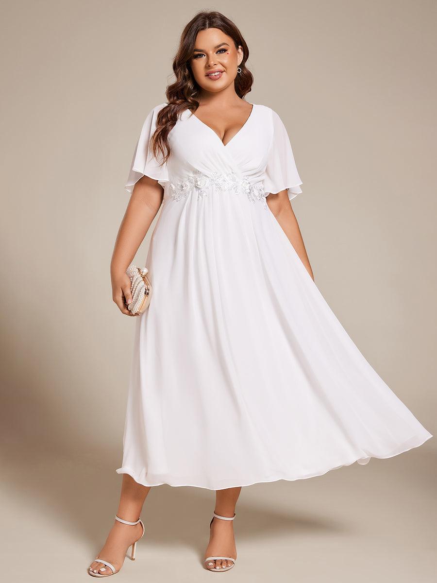Robe d'invité de mariage mi-longue en mousseline de soie à col en V de grande taille avec applique à la taille #Couleur_Blanc