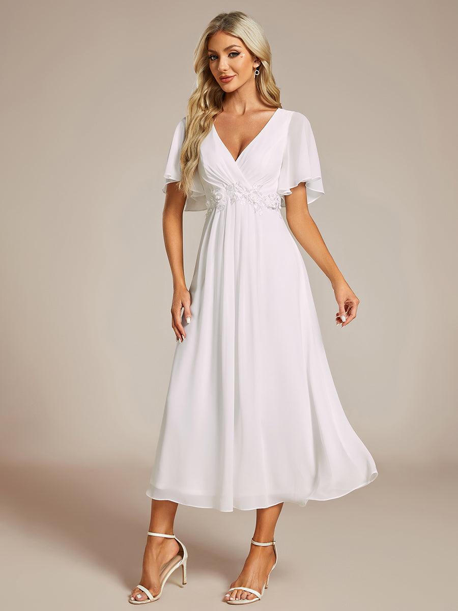 Robe d'invité de mariage mi-longue en mousseline à col en V avec appliques à la taille #Couleur_Blanc