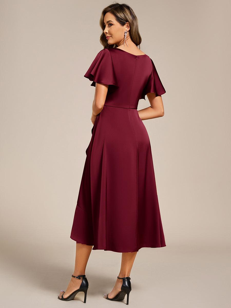 Robe d'invitée de mariage mi-longue en satin avec encolure en V et jupe à volants #Couleur_Bordeaux