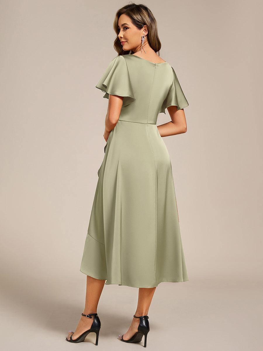 Robe d'invitée de mariage mi-longue en satin avec encolure en V et jupe à volants #Couleur_Vert sauge