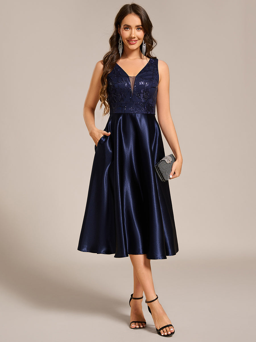 Robe d'invité de mariage mi-longue en satin à sequins et col en V #Couleur_Bleu Marine