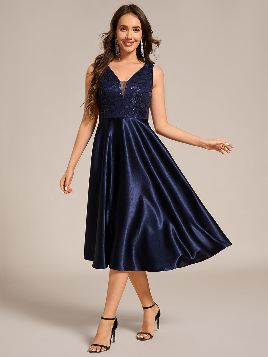 Robe d'invité de mariage mi-longue en satin à sequins et col en V #Couleur_Bleu Marine