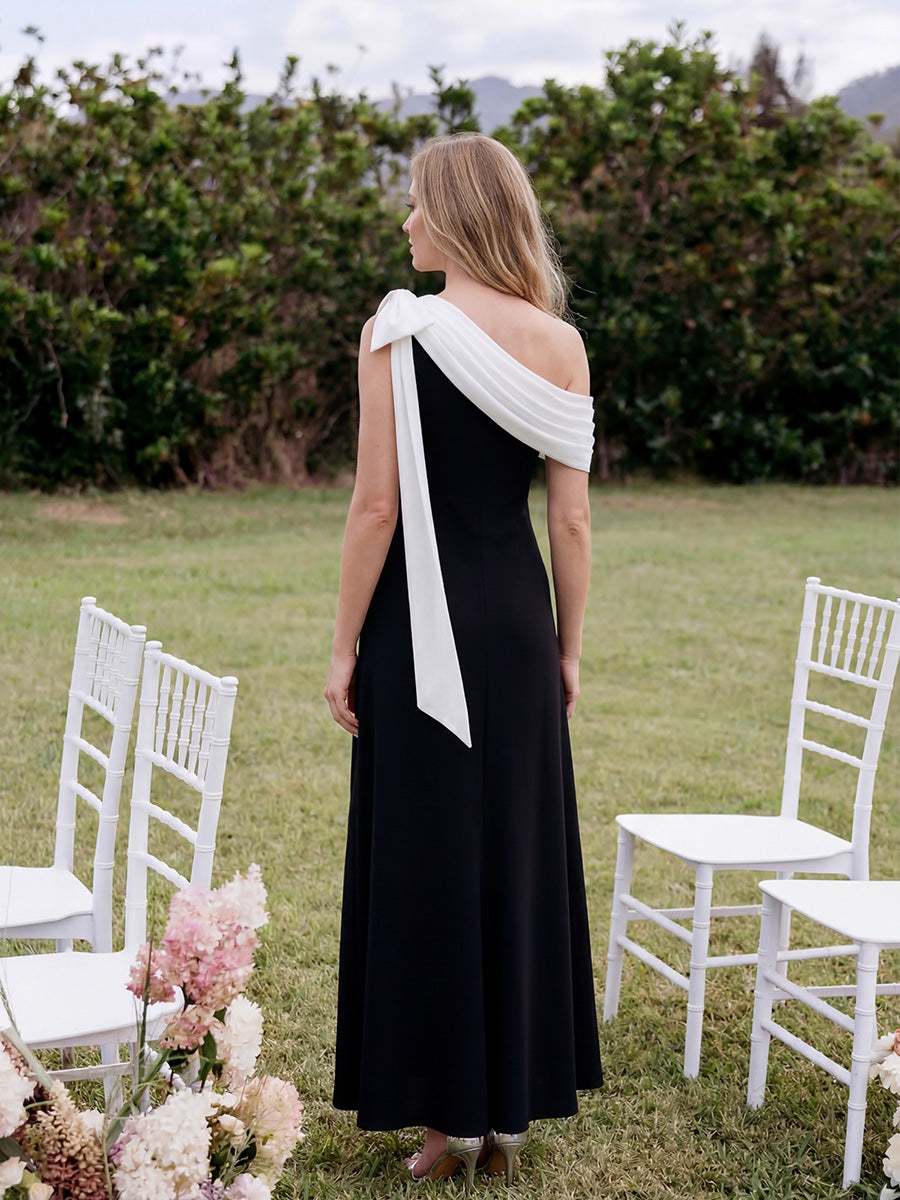 Robe longue ajustée à encolure asymétrique sans bretelles avec détail de nœud en tissu extensible #Couleur_Noir d'ivoire