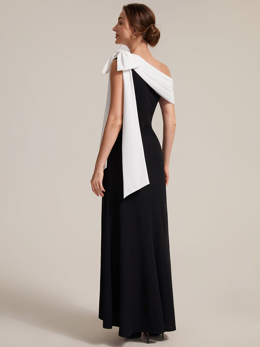Robe longue ajustée à encolure asymétrique sans bretelles avec détail de nœud en tissu extensible #Couleur_Noir d'ivoire