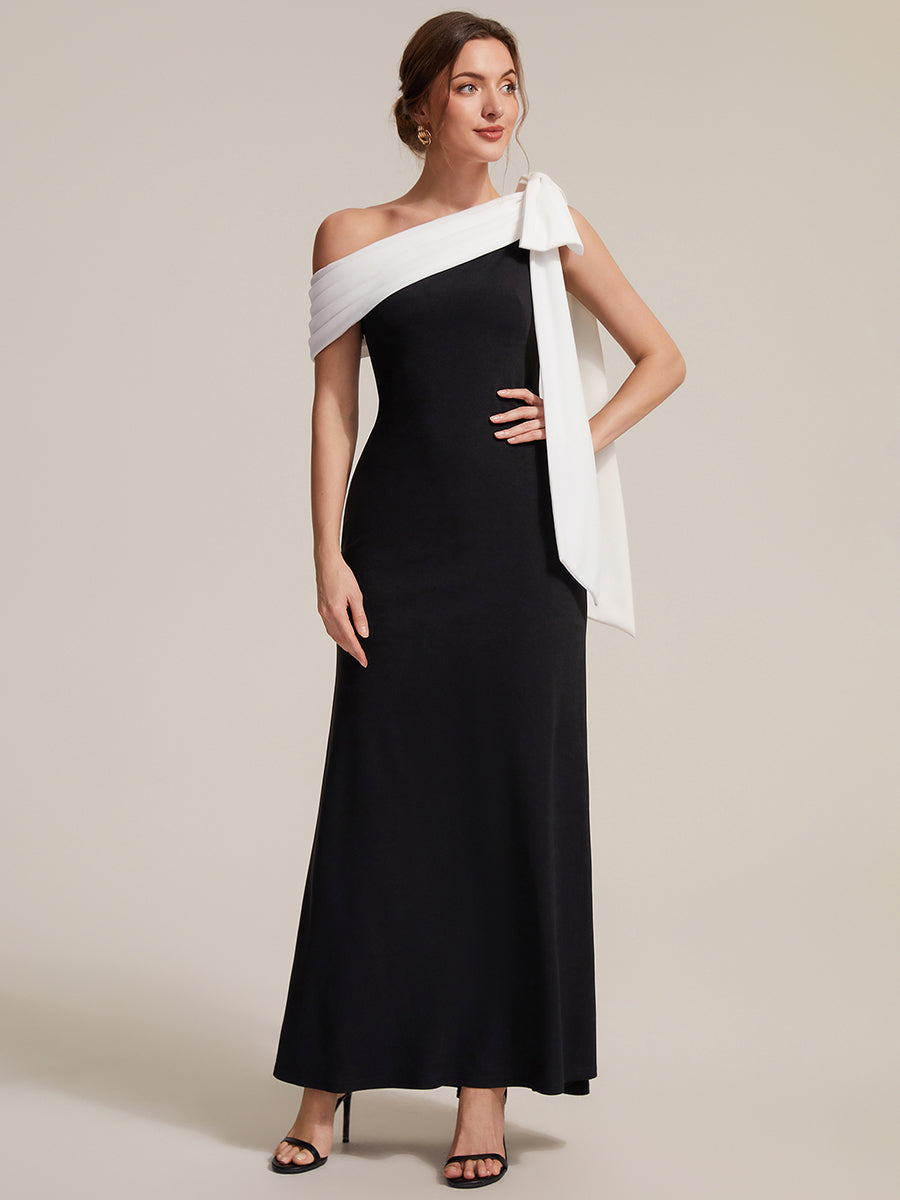 Robe longue ajustée à encolure asymétrique sans bretelles avec détail de nœud en tissu extensible #Couleur_Noir d'ivoire