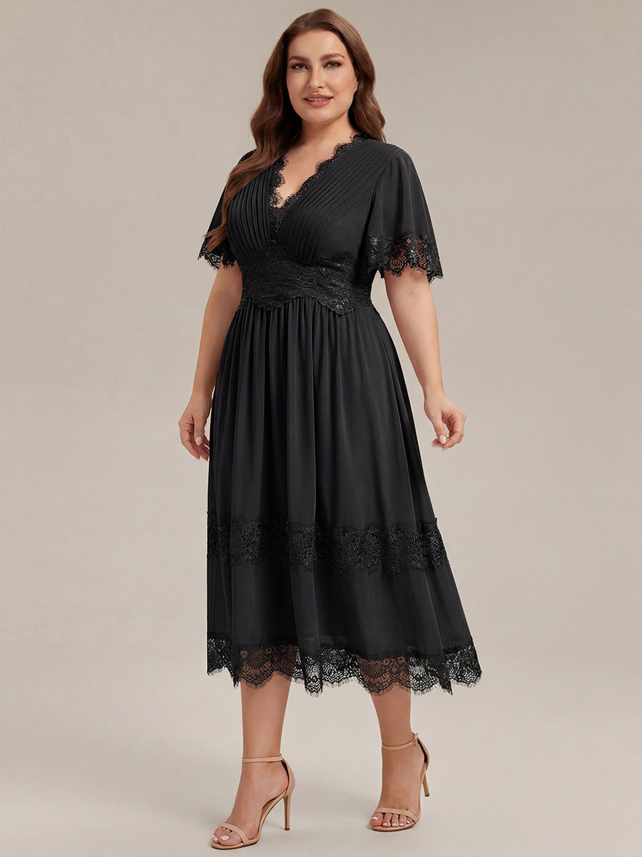 Robe midi A ligne à manches courtes plissée décolletée en V avec manches volantées et détail découpé #Couleur_Noir