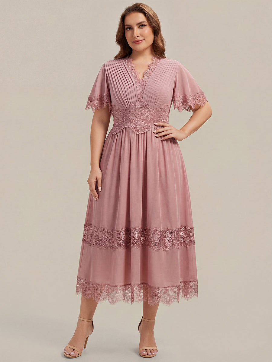 Robe midi A ligne à manches courtes plissée décolletée en V avec manches volantées et détail découpé #Couleur_Rose fumee